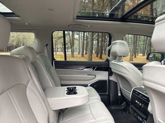 2023 Jeep Wagoneer Base