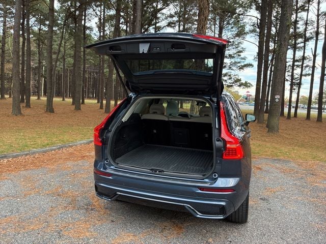 2023 Volvo XC60 B6 Ultimate Dark Theme