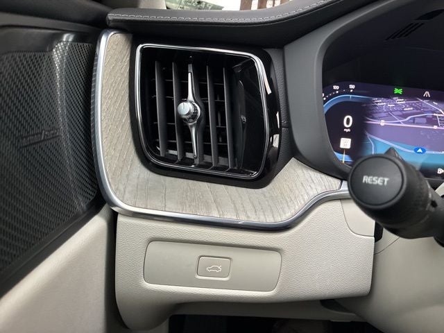 2023 Volvo XC60 B6 Ultimate Dark Theme