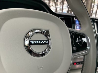 2023 Volvo XC60 B6 Ultimate Dark Theme