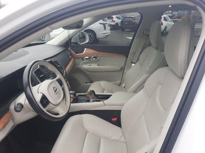 2022 Volvo XC90 T6 Momentum