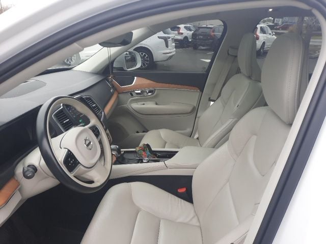 2022 Volvo XC90 T6 Momentum