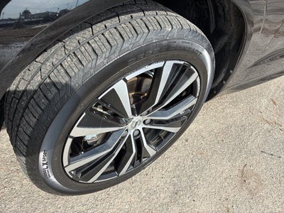 2023 Volvo XC60 B5 Plus Dark Theme