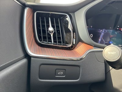 2023 Volvo XC60 B5 Plus Dark Theme