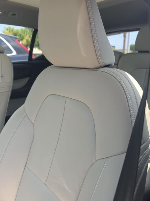 2023 Volvo XC40 B5 Plus Bright Theme